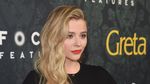 Penampilan Monokrom Chloe Grace Moretz di Premiere Greta