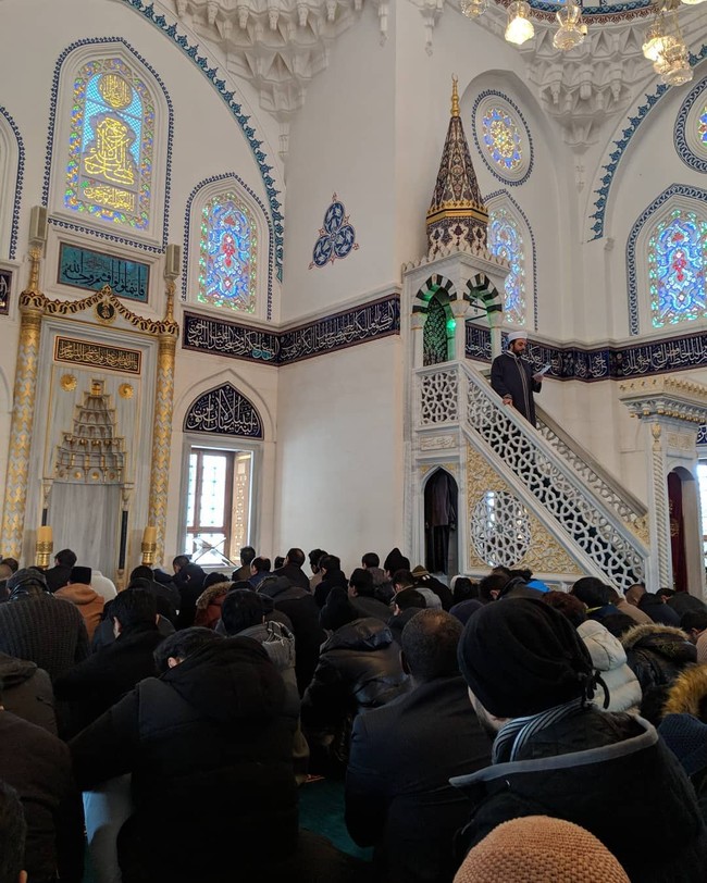 Lantai dua adalah tempat untuk beribadah. Interior masjid sangat indah, dengan karpet berwarna biru dan seni kaligrafi yang juga bernuansa biru menenangkan. Foto: Instagram/@tokyocamii