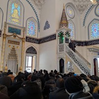 Lantai dua adalah tempat untuk beribadah. Interior masjid sangat indah, dengan karpet berwarna biru dan seni kaligrafi yang juga bernuansa biru menenangkan. Foto: Instagram/@tokyocamii