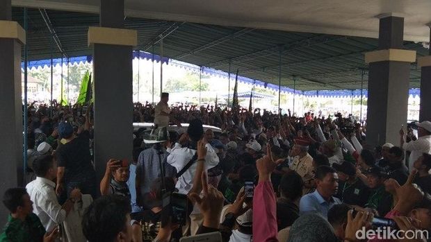 Gus Wafi' Putra Mbah Moen Teguhkan Tekad Bersama Prabowo-Sandi