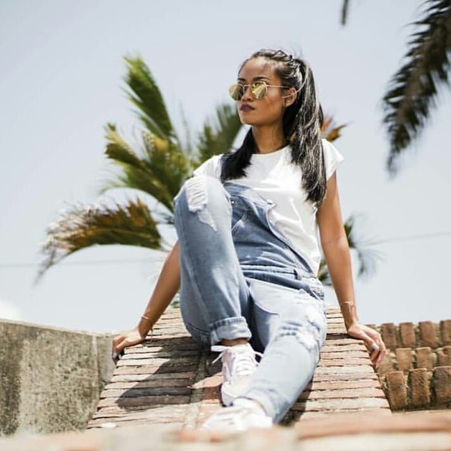 Sri Dewi pun diketahui memiliki darah Indonesia. Suriname sendiri merupakan sebuah Negara Republik yang terletak di Benua Amerika. Banyaknya orang Indonesia terutama orang Jawa menjadikan Suriname mayoritas warganya adalah orang Jawa. Bahasa Jawa memang masih dipergunakan, namun yang menjadi bahasa nasional di Suriname adalah bahasa Belanda. Foto: dok. Instagram @miss_sridewi