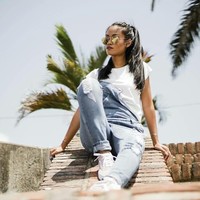 Sri Dewi pun diketahui memiliki darah Indonesia. Suriname sendiri merupakan sebuah Negara Republik yang terletak di Benua Amerika. Banyaknya orang Indonesia terutama orang Jawa menjadikan Suriname mayoritas warganya adalah orang Jawa. Bahasa Jawa memang masih dipergunakan, namun yang menjadi bahasa nasional di Suriname adalah bahasa Belanda. Foto: dok. Instagram @miss_sridewi