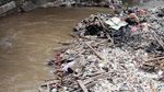 Jorok! Sampah Menumpuk di Kali Cibinong