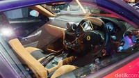 Interior supercar itu juga mewah.