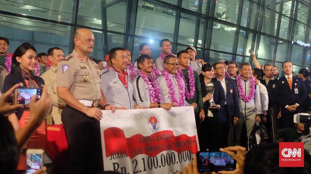 Indra Sjafri (tengah) menerima pengalungan bunga bersama para penggawa Timnas Indonesia U-22. (