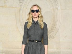 Gaya Jennifer Lawrence Pamer Cincin Tunangan Rp 2 M di Paris Fashion Week