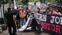 Dalam aksinya mereka mencoba menerobos pagar Gedung kementerian BUMN yang sudah dijaga oleh aparat kepolisian dan keamanan gedung. Foto: dok. JICT