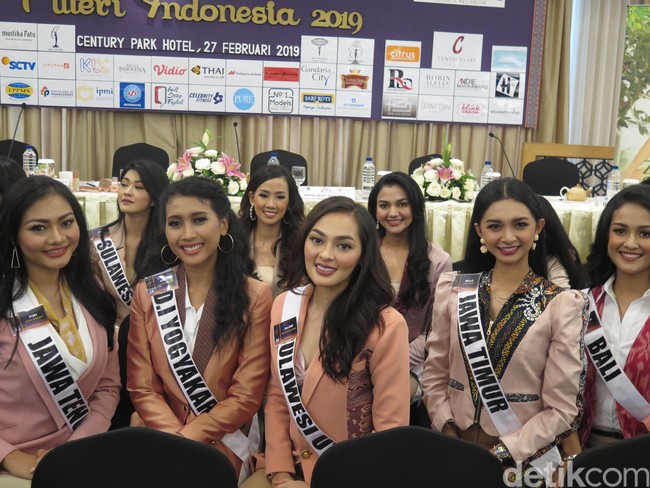 Sebanyak 39 finalis hadir di acara konferensi pers Puteri Indonesia 2019 yang berlangsung di Hotel Century Park, Jakarta Pusat, Rabu (27/2/2019). Para finalis ini memiliki profesi yang beragam mulai dari mahasiswi, dokter, model, presenter, hingga pengusaha. Foto: Anggi/Wolipop