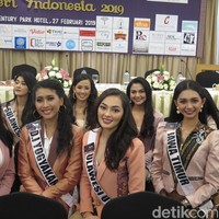 Sebanyak 39 finalis hadir di acara konferensi pers Puteri Indonesia 2019 yang berlangsung di Hotel Century Park, Jakarta Pusat, Rabu (27/2/2019). Para finalis ini memiliki profesi yang beragam mulai dari mahasiswi, dokter, model, presenter, hingga pengusaha. Foto: Anggi/Wolipop