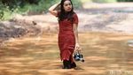 Melihat Pose ABG Cewek di Sumsel Jadi Foto Model di Jalan Rusak