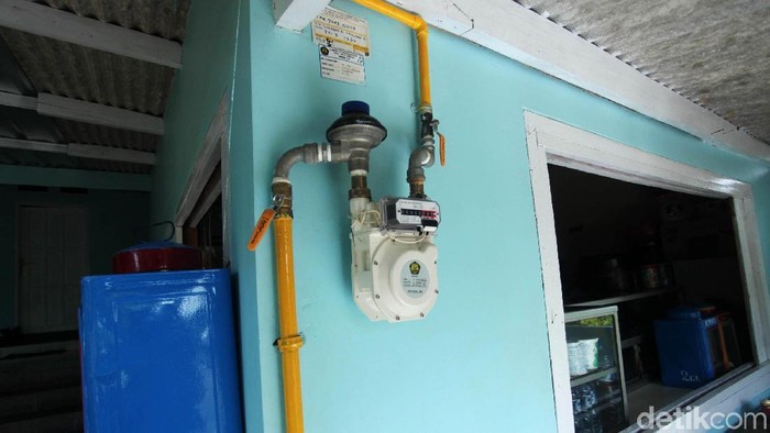 Ignasius Jonan menjajal menggunakan gas bumi untuk menggoreng tahu. Aksi itu dilakukan di sela-sela peresmian Jaringan Distribusi Gas Bumi Rumah Tangga di Bogor, Rabu (27/2/2019).