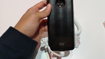 Hanya saja, alat ajaib pengubah ponsel 4G mejadi 5G ini baru bisa dipasangkan dengan Motorola Z3. Ponsel lain tidak bisa ‘dikawinkan’. (Foto: detikINET/Ardhi Suryadhi)