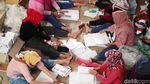 Ratusan Orang Lipat Surat Suara Pemilu di Bogor