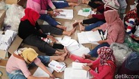 Pelipatan dilakukan di lantai gudang.