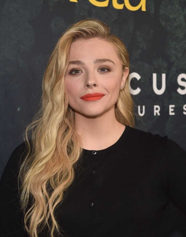 Chloe Grace Moretz Cuci Muka Pakai Minyak ZaitunChloe Grace Moretz sudah putus hubungan dengan facial wash setelah ia menemukan bahan yang ada di dapur yang bisa menyembuhkan jerawatnya. Aktris cantik itu menggunakan minyak zaitun untuk membersihkan wajah. Ia mengaku beruntusan di wajahnya pun berkurang setelah rajin membersihkan wajah menggunakan minyak zaitun. Foto: Alberto E. Rodriguez/Getty Images