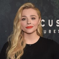 Chloe Grace Moretz Cuci Muka Pakai Minyak ZaitunChloe Grace Moretz sudah putus hubungan dengan facial wash setelah ia menemukan bahan yang ada di dapur yang bisa menyembuhkan jerawatnya. Aktris cantik itu menggunakan minyak zaitun untuk membersihkan wajah. Ia mengaku beruntusan di wajahnya pun berkurang setelah rajin membersihkan wajah menggunakan minyak zaitun. Foto: Alberto E. Rodriguez/Getty Images