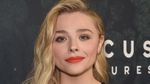 Penampilan Monokrom Chloe Grace Moretz di Premiere Greta