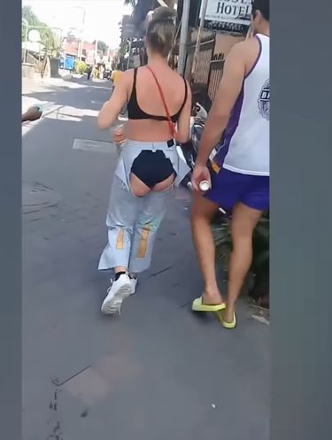 Bule jadi viral karena pakai jeans robek pada bagian bokong 