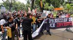 Aksi Pekerja Pelabuhan Paksa Masuk Kementerian BUMN
