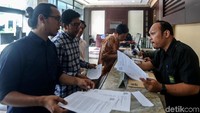 Kedua aktivis ICW itu menyerahkan surat yang ditujukan kepada Ketua MA RI, Hatta Ali, kepada petugas MA.