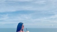  Es kelapa jadi salah satu minuman yang disukai Anggia, apalagi ditemani dengan pemandangan hamparan lautan lepas yang tak kalah indah. Foto: Instagram @anggia_chan/Istimewa