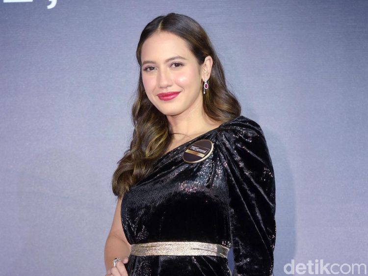 Sstt..Pevita Pearce Masih Jomblo Lho Guys!