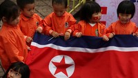 Anak-anak itu pun nampak tak sabar untuk menyambut kedatangan Kim Jong Un. Athit Perawongmetha/Reuters.