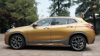 Sementara dari samping kita akan melihat bodi mobil yang mirip seperti sebuah sedan coupe. Ciri khas dari mobil X seri genap seperti X4 dan X6.