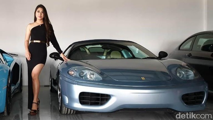 Terus naiknya harga mobil mewah bekas tiap tahunnay dijadikan celah oleh TDA Luxury Toys untuk membuka diler di Jakarta. Mobil-mobil bekas mewah ternama dunia dapat ditemui di diler tersebut.