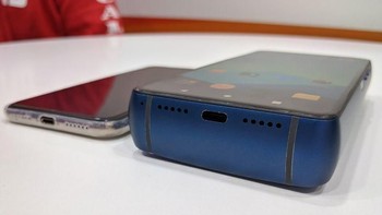 Tapi lantaran kapasitas yang begitu besar, imbasnya bodi ponsel ini jadi tebal dimensinya 153 x 74,8 x 18 mm.(Foto: The Verge)