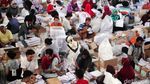 Ratusan Orang Lipat Surat Suara Pemilu di Bogor