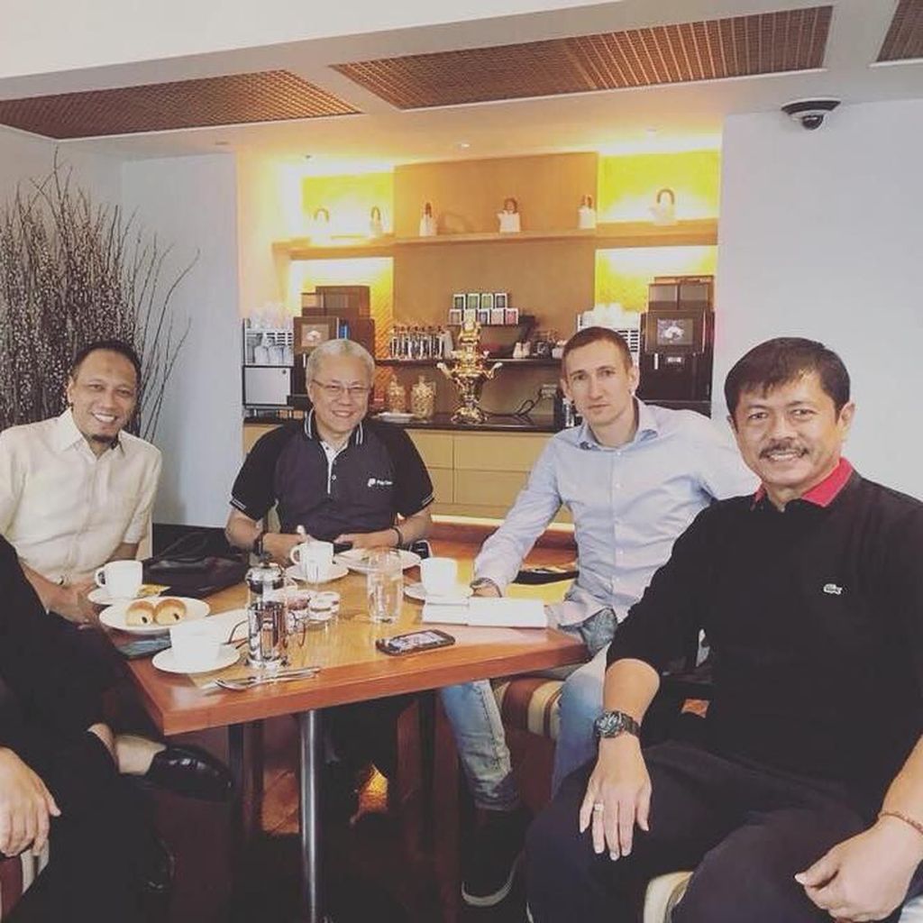 Pelatih Timnas U-22 , Indra Sjarif Gemar Makan Buah Segar dan Minum Teh