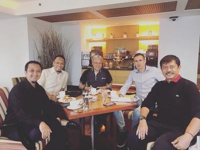 Pelatih Timnas U-22 , Indra Sjafri Gemar Makan Buah Segar dan Minum Teh