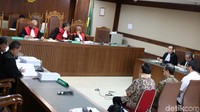 Dalam kasus ini, jaksa menyebut perbuatan Eddy dilakukan bersama-sama dengan Wakil Direktur Utama PT SMART dilakukan bersama-sama dengan Direktur Operasional Sinarmas Wilayah Kalimantan Tengah, Willy Agung Adipradhana dan Department Head Document and Lisense Perkebunan Sinar Mas Wilayah Kalimantan Tengah, Teguh Dudy Syamsuri Zaldy.