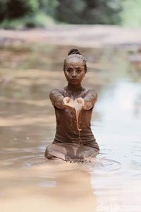 Jadi Model Jalan Rusak Berlumpur, Putri: 4 Tahun Tak Pernah Dibenerin
