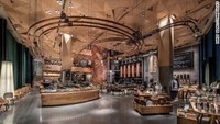 Gerai Starbucks yang dinamakan Tokyo Roastery ini merupakan toko Starbucks yang besar dan mewah dengan kopi dan teh spesial.