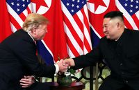 Presiden Trump saat bertemu Kim di Vietnam.