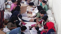 Proses pelipatan surat suara ini mendapat penjagaan dari aparat kepolisian.