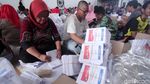 Ratusan Orang Lipat Surat Suara Pemilu di Bogor
