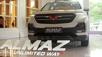Mobil juga dilengkapi start-stop button, keyless remote, keyless entry, Electric Parking Brake (EPB) dan Auto Vehicle Holding (AVH).