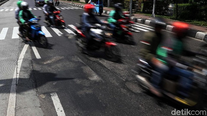 Jalan berlubang terlihat lagi di kawasan Gunung Sahari, Jakarta. Jalan itu sebelumnya sudah diperbaiki namun kembali berlubang dan membahayakan pengguna jalan.