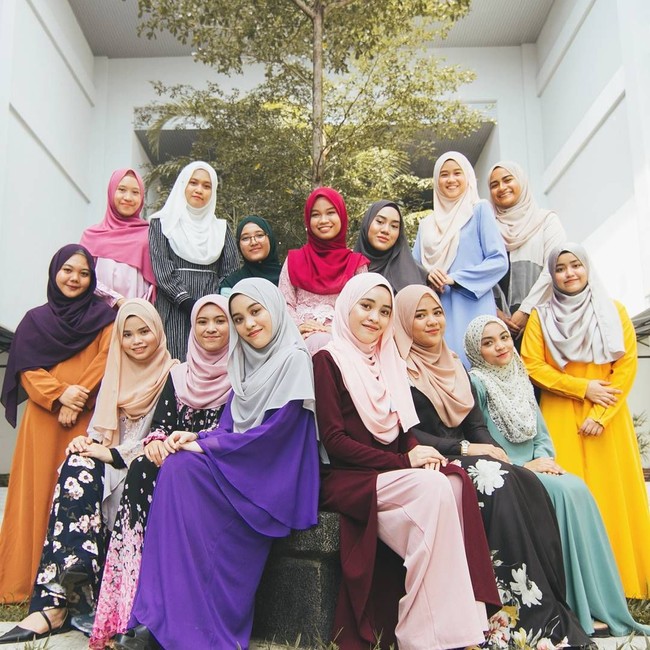 Memulai di bangku kuliah, awalnya Bahiyya Haneesa terdiri dari belasan orang. Namun, kini mereka mengukuhkan 10 personel resminya. Foto: Instagram/BahiyyaHanessa