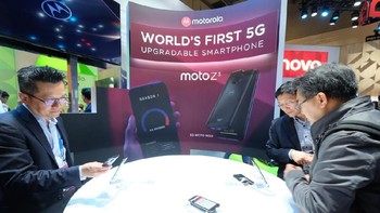 Selain itu, ketika menggunakan Moto Mod 5G ini, ponsel Z3 yang tadinya berpenampilan langsing, harus berubah menjadi tebal. (Foto: detikINET/Ardhi Suryadhi)
