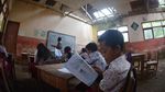 Semangat Siswa Sekolah di Jember Belajar di Kelas yang Rusak