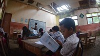 Atap ruang kelas di SDN Mulyorejo 05 itu nampak jebol di salah satu sisinya.