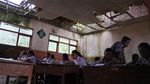 Semangat Siswa Sekolah di Jember Belajar di Kelas yang Rusak
