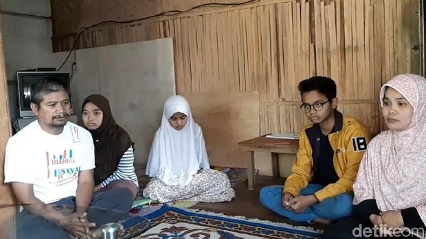 Kisah Kuli Bangunan di Garut Kuliahkan Anaknya di Unpad dan ITB