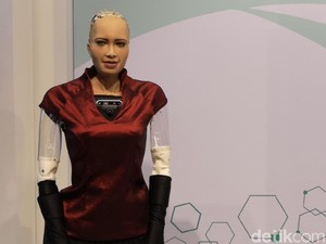 Luar Biasa! Cerdasnya Robot Sophia