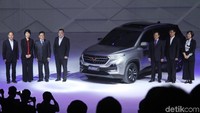 Perkenankan saya meluncurkan SUV dengan teknologi pintar, Wuling Almaz, ujar Presiden Wuling Motors Xu Feiyun dalam peluncuran Wuling Almaz.