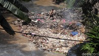 Selain jorok, tumpukan sampah ini menyebabkan bau tidak sedap.